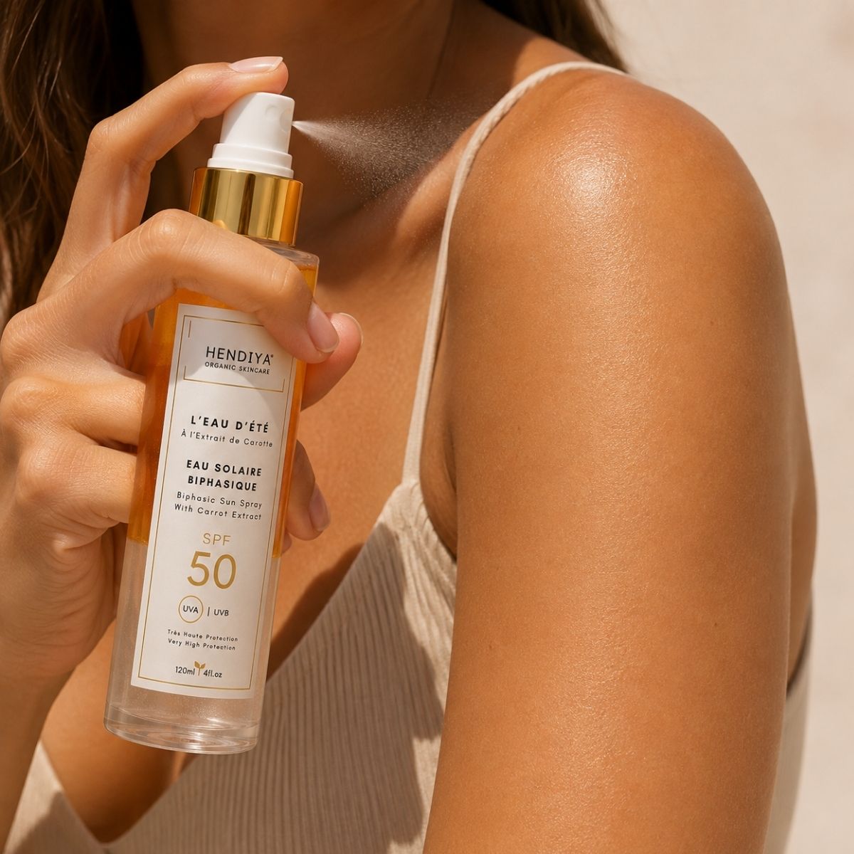 Application of L'Eau d'Été, biphasic sun water by Hendiya, on the skin